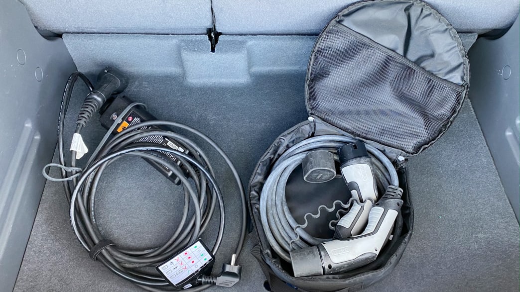 Die Kabel im Kofferraum eines Opel Ampera-e