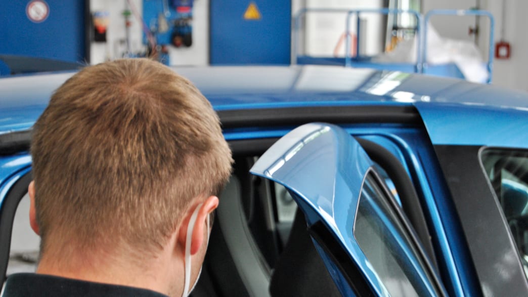Ein Mitarbeiter im Testzentrum Landsberg zeigt wie leicht man sich am Türrahmen des Renault Zoe verletzen kann