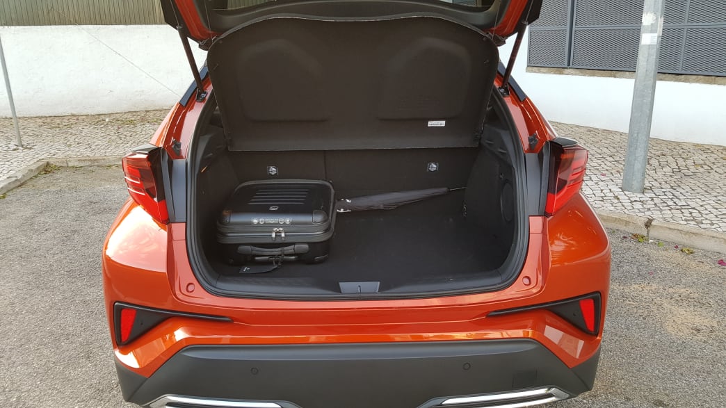 Blick in den geöffneten Kofferraum des Toyota C-HR
