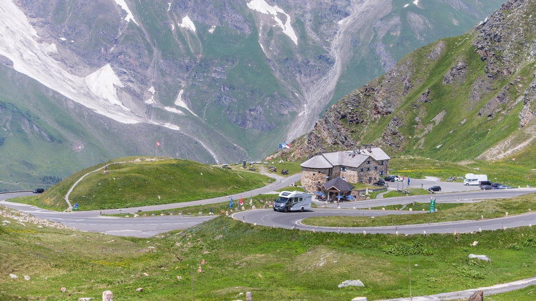 Camper fährt auf Großglockner Alpenstrasse