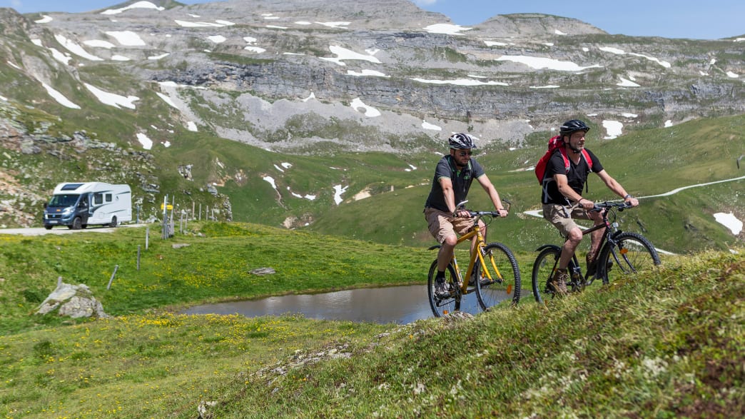 Zwei Mountainbiker fahren in den Bergen