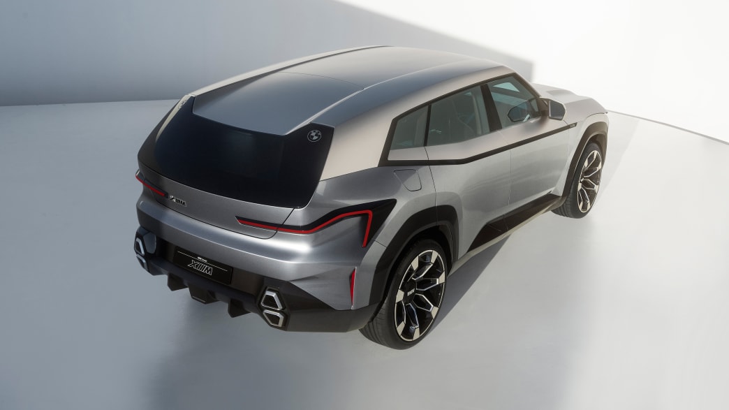 Heck- und Dachansicht eines stehenden BMW Concept XM