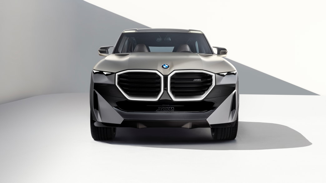 Frontansicht eines stehenden BMW Concept XM