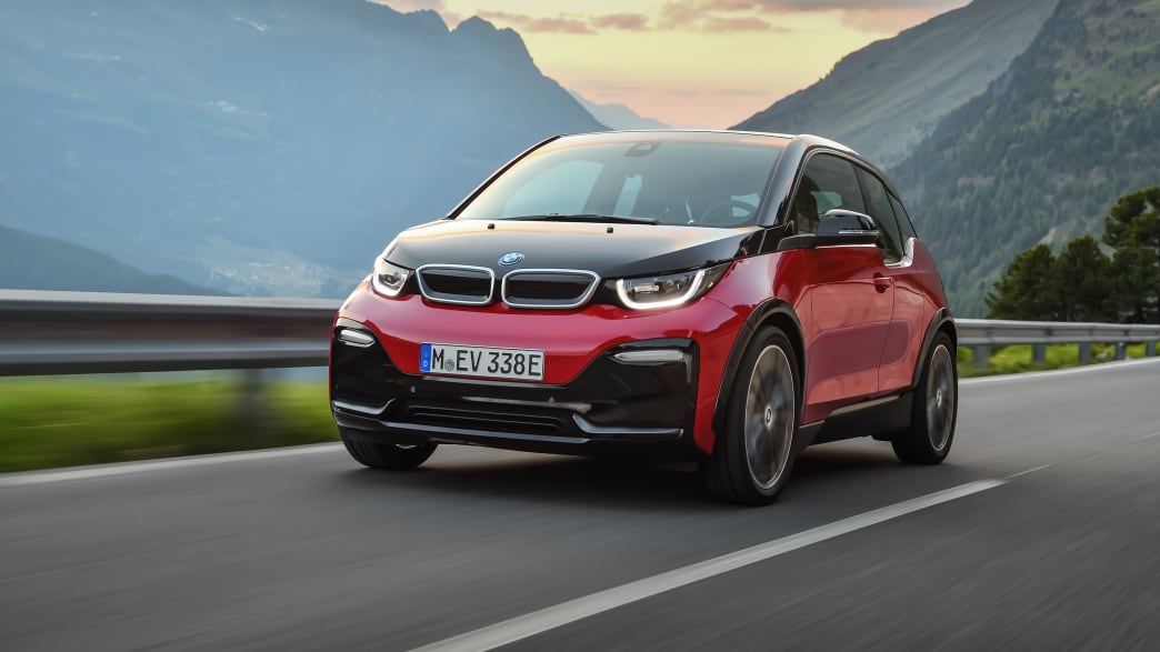 schwarrz-roter BMW i3S 2019 faehrt durch Landschaft