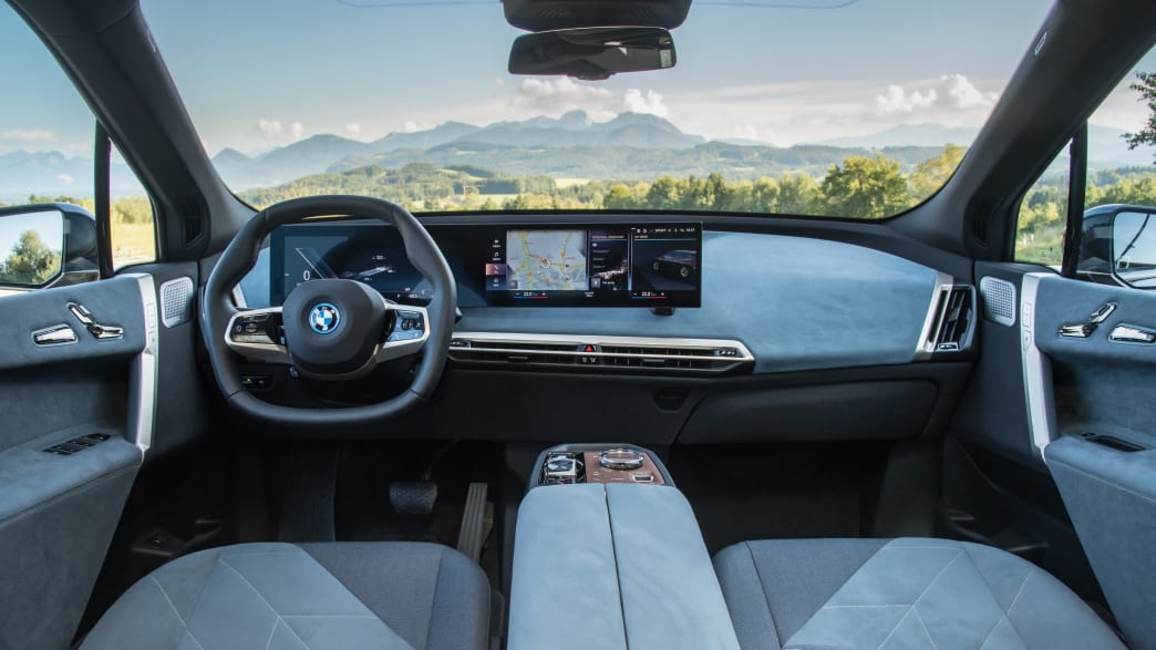 Das schwarzgraue Cockpit des ersten BMW iX