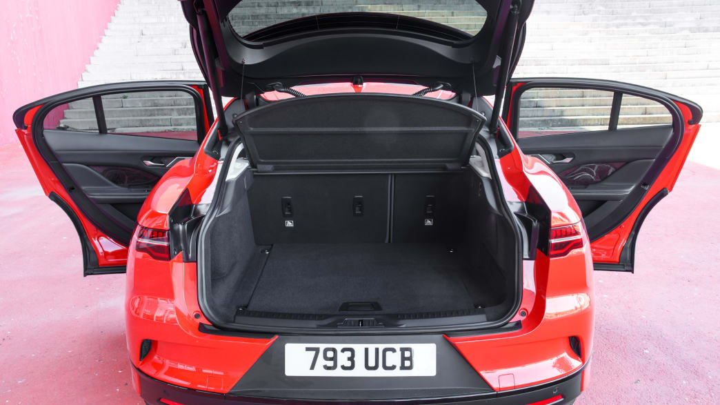 Kofferraum eines roten Jaguar I-Pace 2019
