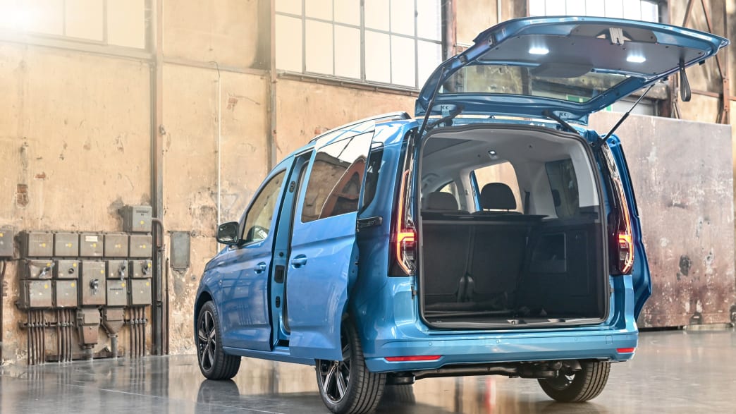 Geöffneter Kofferraum eines blauen VW Caddy Life