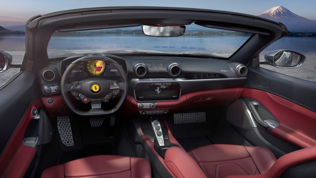 Das Cockpit und rote Vordersitze vom Ferrari Portofino