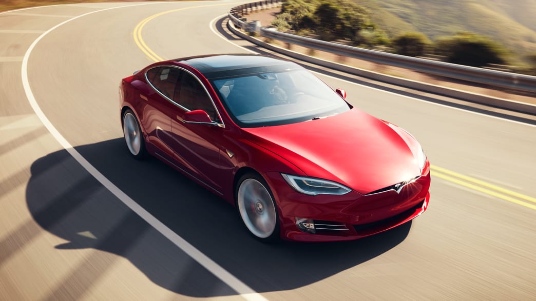 Tesla Model S fahrend auf der Straße