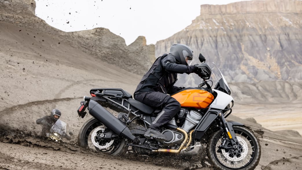 Motorradfahrer auf einer Harley-Davidson Pan America in der Wüste