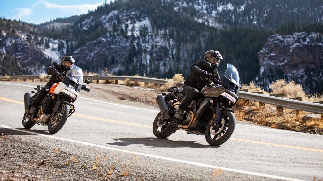 Zwei Motorradfahrer fahren mit Harley-Davidson Pan America auf einer Straße