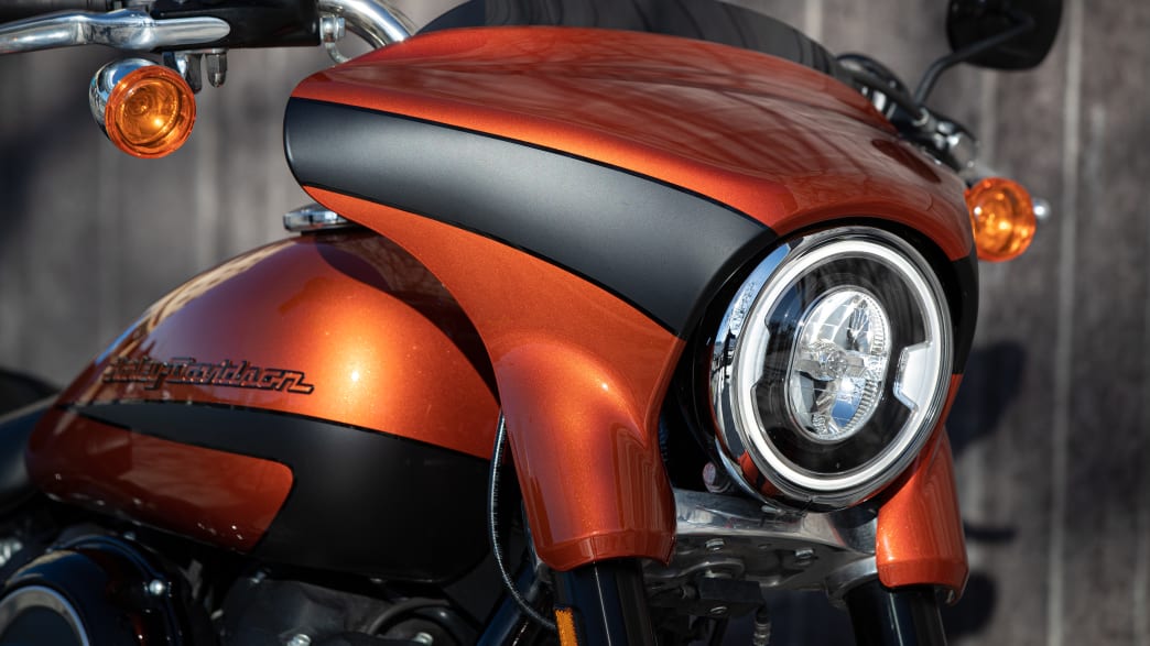 Frontalansicht einer Harley Davidson Sport Glide
