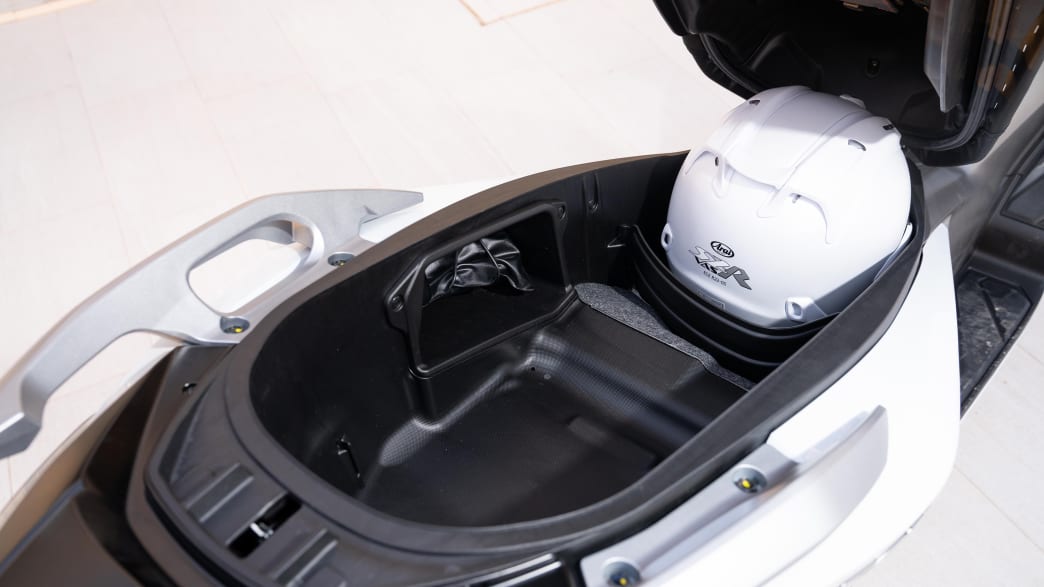 Stauraum mit Helm unter dem Sitz der Honda Forza 350
