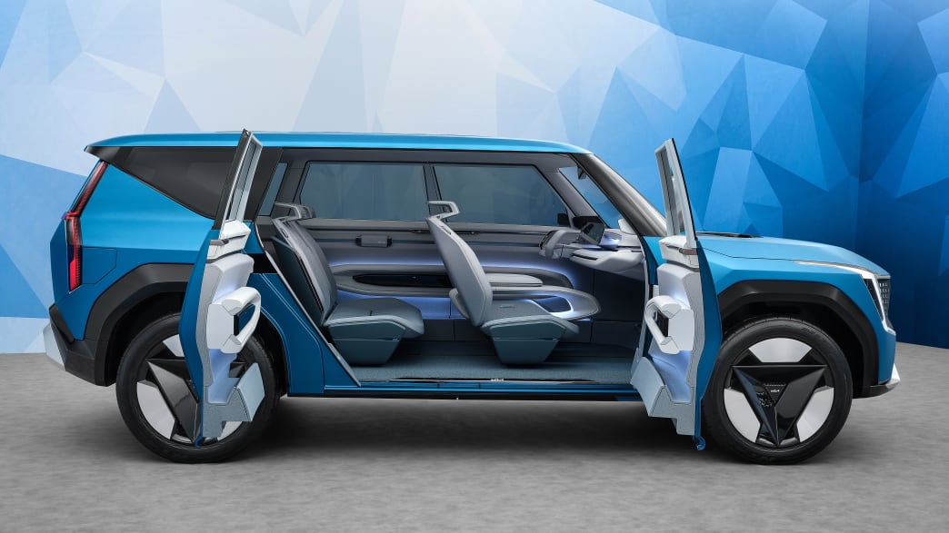 Seitenansicht des Kia EV9 Concept mit geöffneten Türen