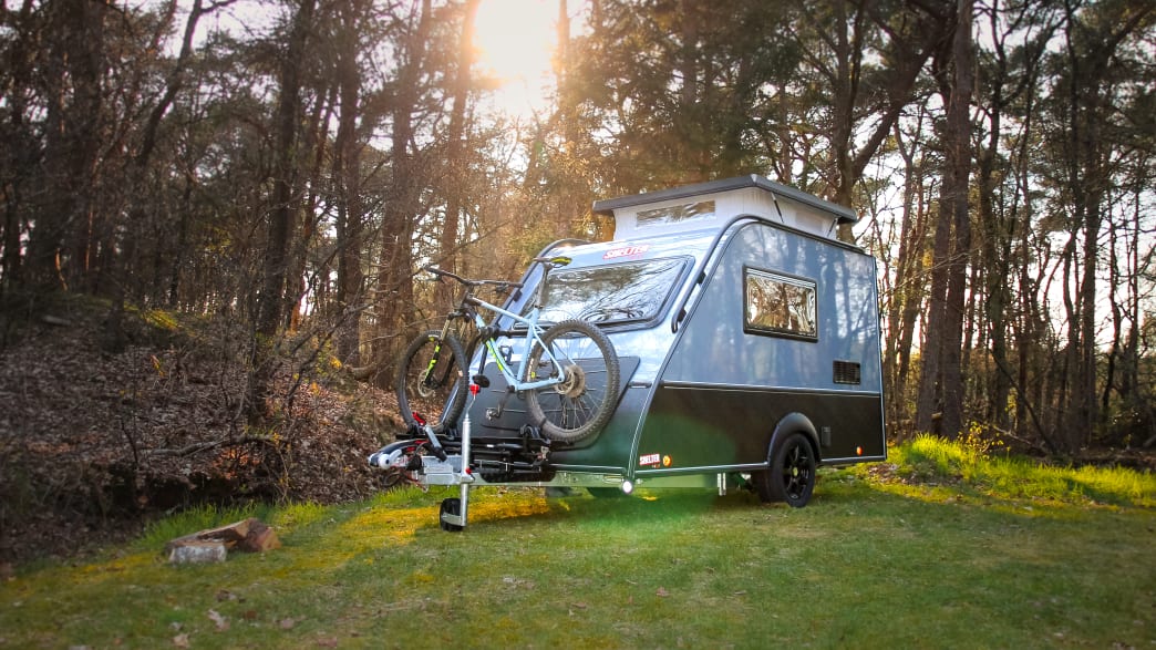 Der Kip Shelter Plus Caravan im Wald mit Fahrradträger