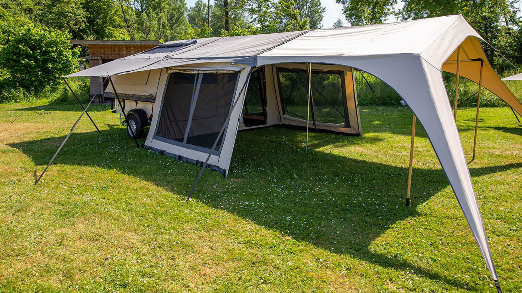 Das Campooz Fat Freddy Anhaenger-Zelt aufgebaut auf einer Wiese