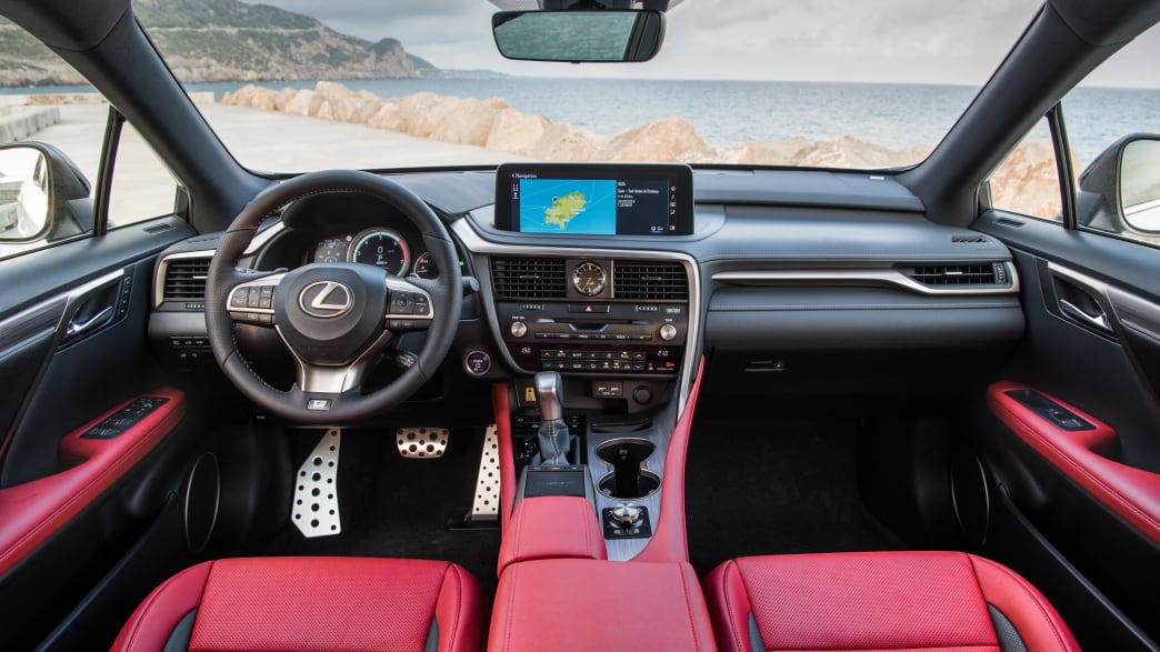 Das Cockpit eines Lexus RX 450h
