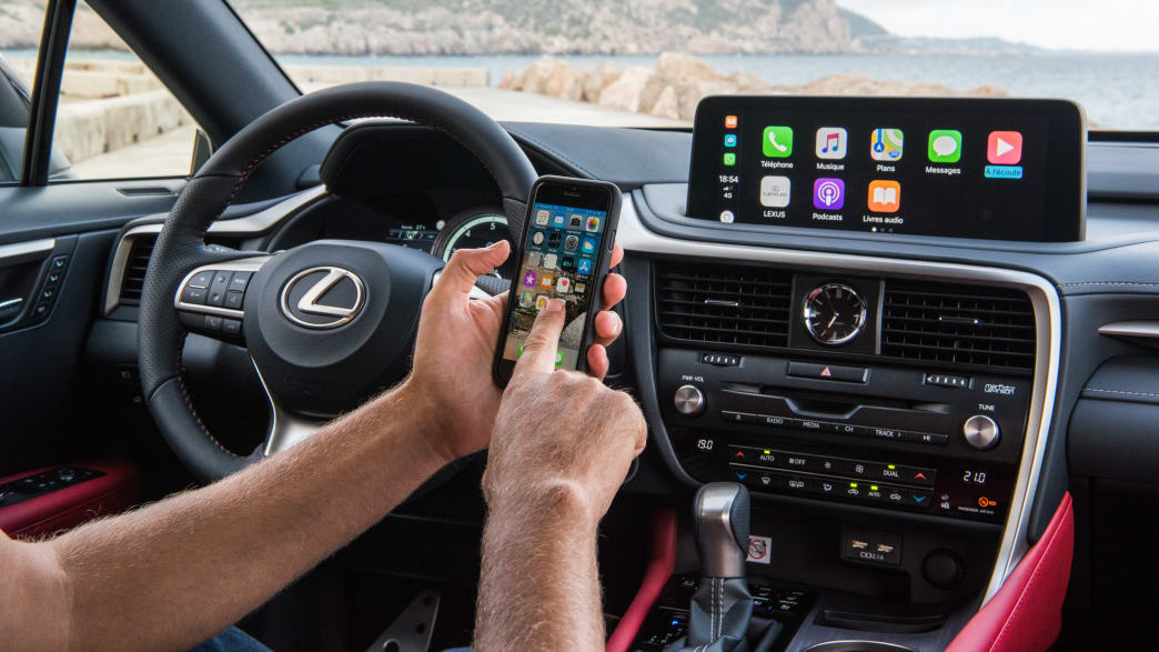 Ein Lexus RX 450h wird mit einem Smartphone bedient