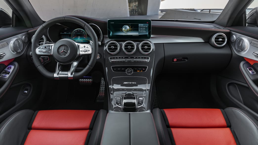 das Cockpit des Mercedes C63 AMG