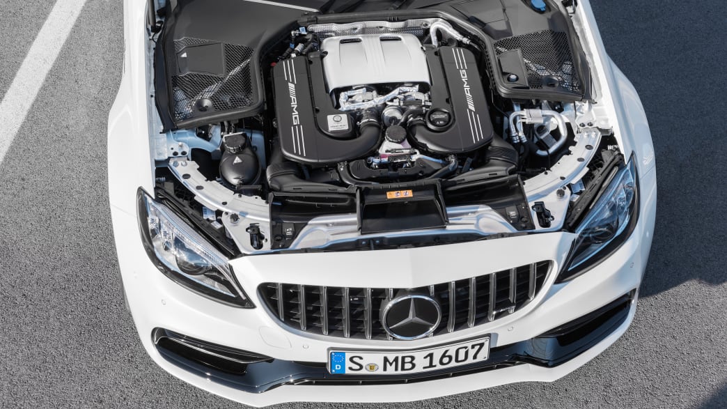 Blick auf den Motor des Mercedes C63 AMG