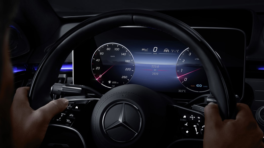 Display hinter dem Lenkrad der neuen Mercedes S-Klasse