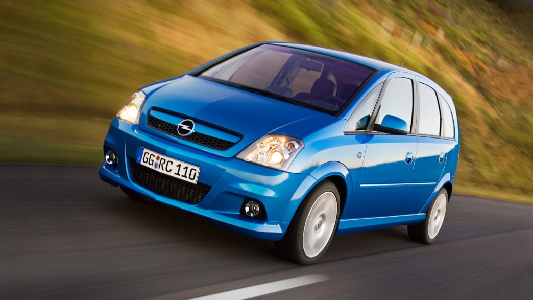 Blauer Opel Meriva OPC fährt auf Strasse