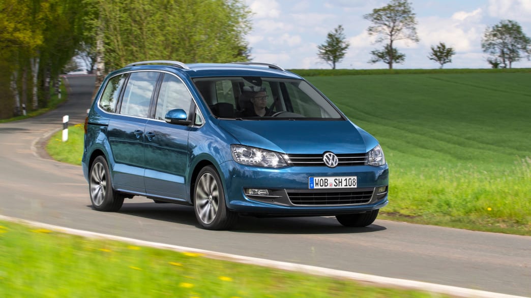 Blauer VW Sharan Minivan fährt auf Landstrasse