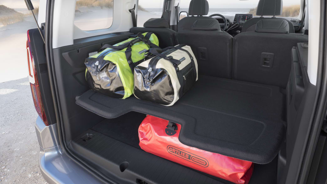 Opel Combo Kofferraum mit Taschen