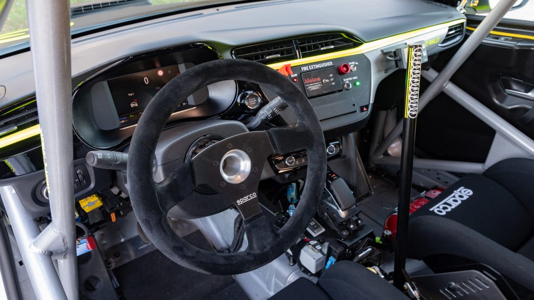 das Cockpit des elektrischen Rallye Opel Corsa
