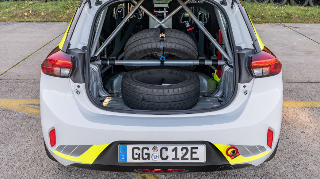 der Kofferraum des elektrischen Rallye Opel Corsa