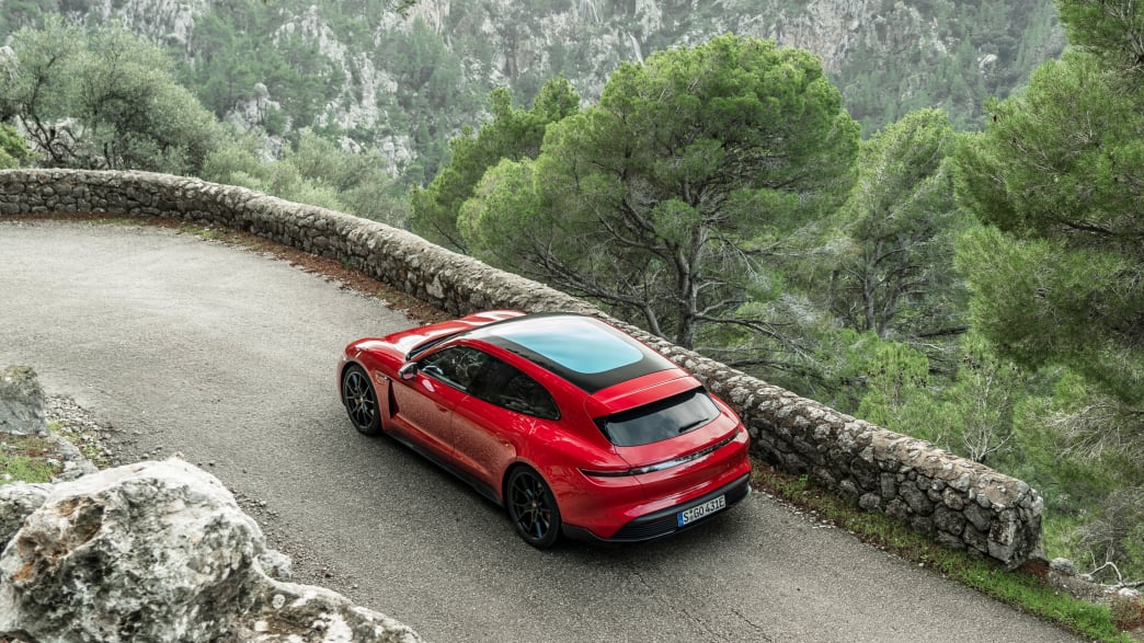 Der neue rote Taycan GTS Sport Turismo mit seinem Glasdach von oben fotografiert