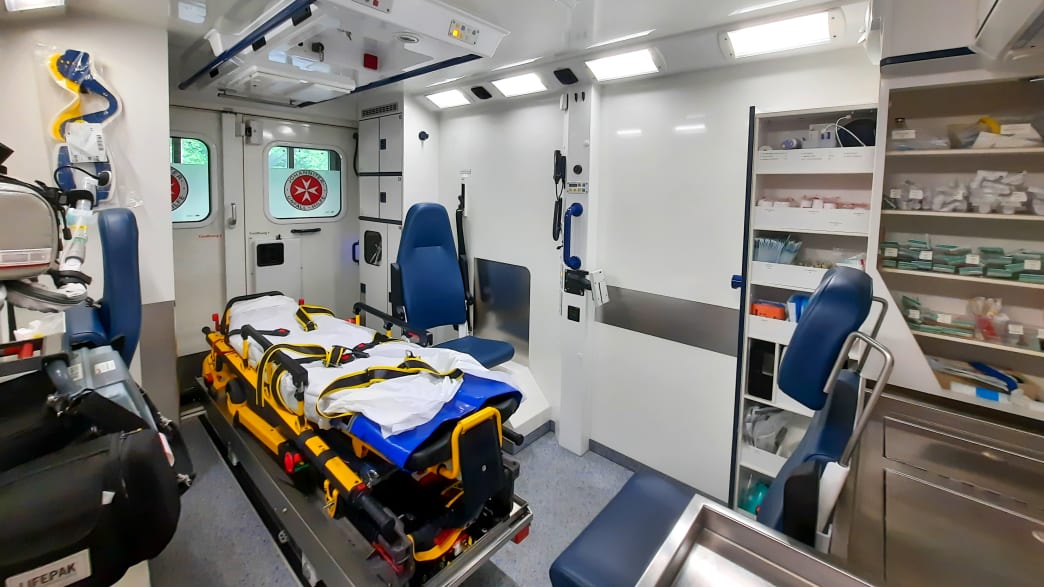 Rettungswagen für die Notfallversorgung mit Tragestuhl und umfangreicher medizinischer Ausstattung inklusive EKG und Beatmungseinheit