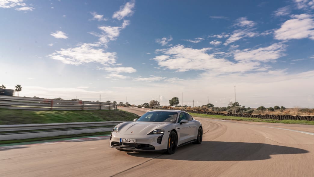 Der neue Porsche Taycan GTS in hellgrau auf einer Rennstrecke