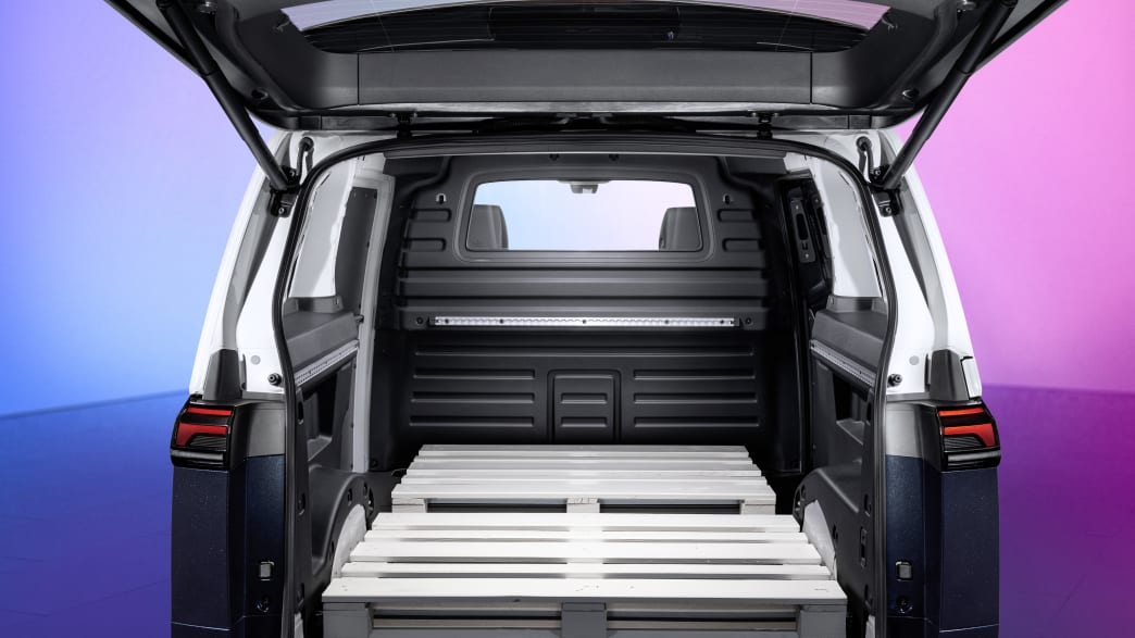 Der geöffnete Kofferraum mit einem Bettgestell des VW ID Buzz