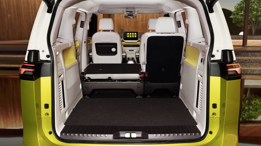 Der geöffnete Kofferraum mit einem eingeklappten Sitz des VW ID Buzz