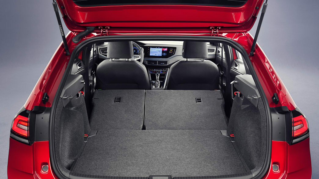 Der offene Kofferraum des VW Taigo in rot