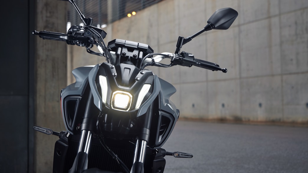Ein Yamaha MT-07 Motorrad steht auf einer Straße, von vorne zu sehen