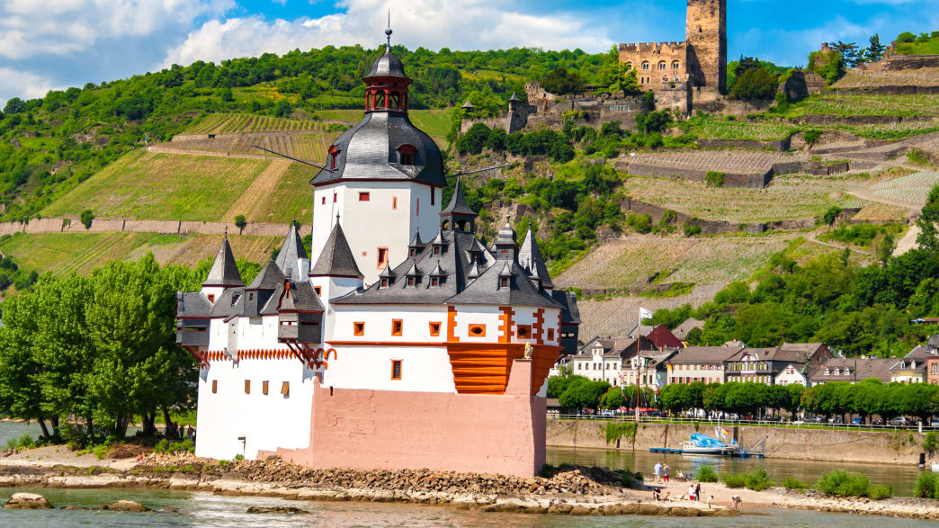 Blick auf die Burg Pflazgrafenstein auf der Rheininsel Falkenau