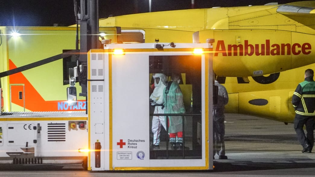 Ein Ambulanzflieger auf dem Flughafen in Hamburg, Covid Patienten werden transprotiert.