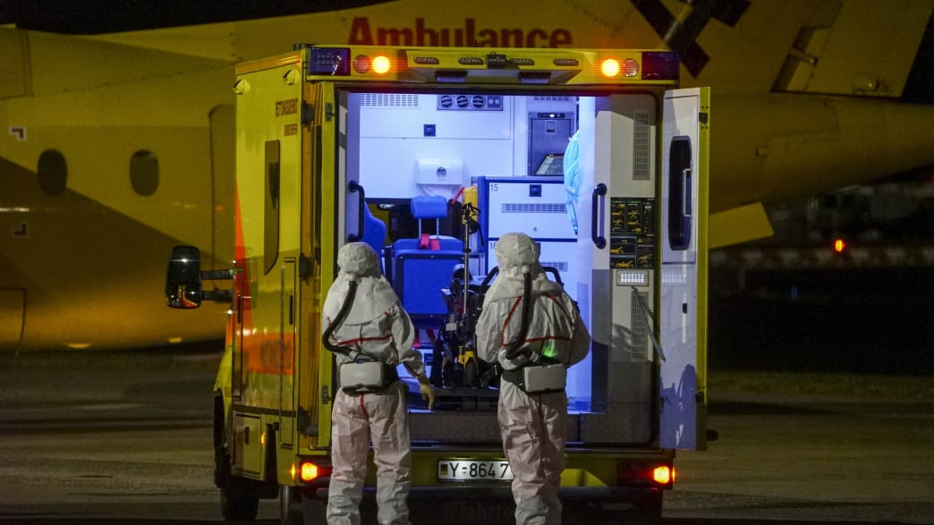 Ein Ambulanzflieger auf dem Flughafen in Hamburg, Covid Patienten werden transprotiert.