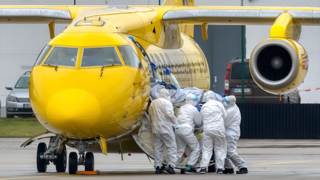 Ein Corona Patient wird am Flughafen Dresden in ein ADAC Ambulanz-Flugzeug geladen
