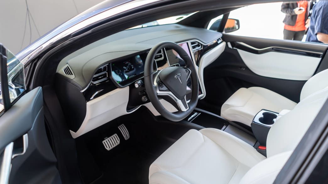Vordersitze und Cockpit des Elektroautos Tesla Model X