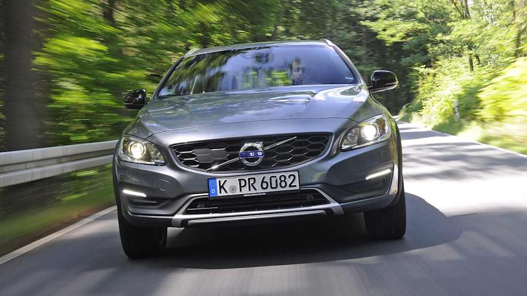 Volvo V60 Cross Country D4 AWD Geartronic (03/17 - 05/18): Technische  Daten, Bilder, Preise | ADAC