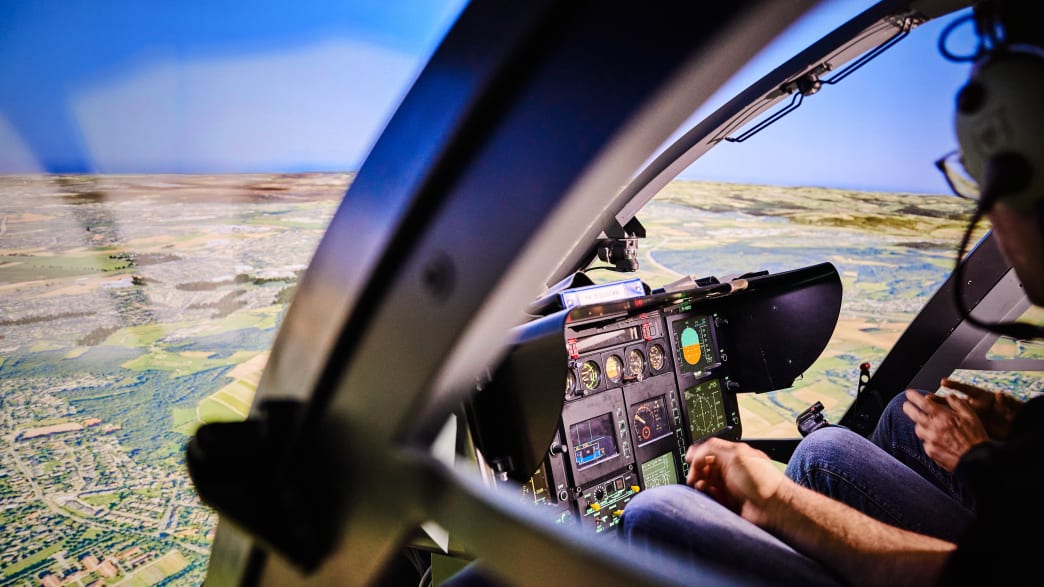 Cockpit und Bildschirme im Hubschraubersimulator