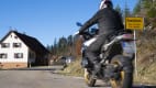 Motorradfährer fährt auf Straße am Ortseingang zu Hundsbach