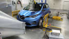 Ein blauer elektronischer Renault Zoe im Landsberger Testzentrum auf dem Prüfstand