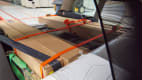 Gut gesicherte Ikea Artikel im Kofferraum eines Autos vor dem Crashtest Gepäcksicherung
