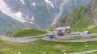 Camper fährt auf Großglockner Alpenstrasse