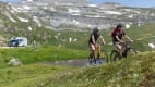 Zwei Mountainbiker fahren in den Bergen