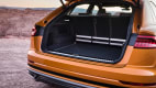 Der offene Kofferraum eines Audi Q8 Coupe in Drachenorange